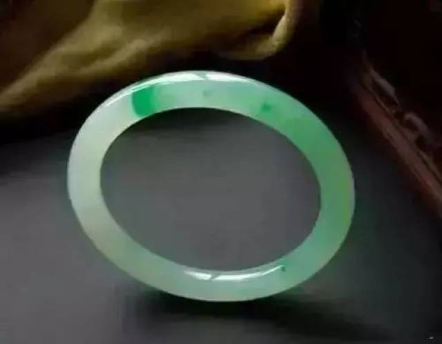 翡翠手镯的魅力与故事