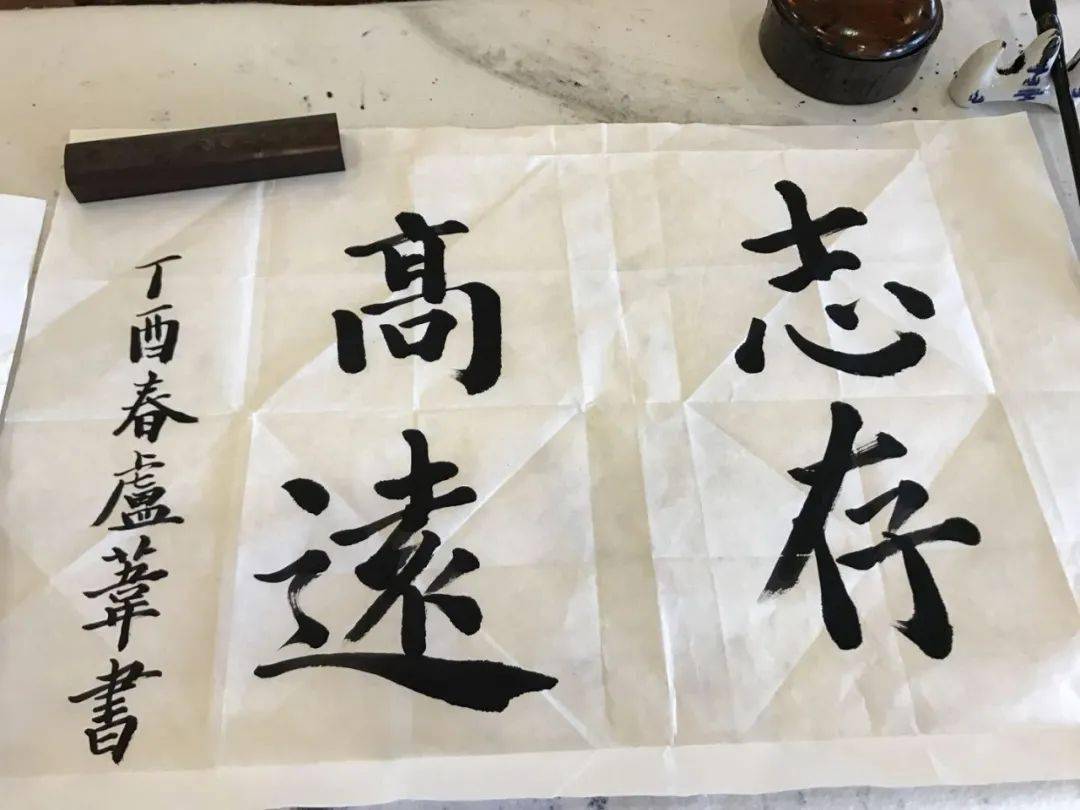 当然这其中少不了身边亲人好友鼎力相助才得以顺利度过难关走向成功道路上去嘞澳门六下彩全年资料网站